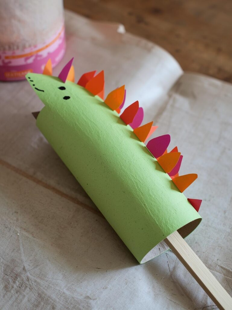 Stabtheater mit Klopapierrollen basteln 1000409321