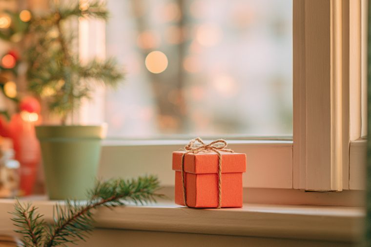 Wichteltür auf Knopfdruck Kleines verpacktes Geschenk auf der Fensterbank